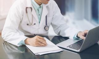 Лекар и нападател се съдят един друг