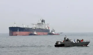 Танкер със 750 хил. барела петрол се запали в Ормузкия проток