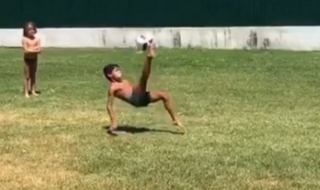 Роналдо показа футболните умения на сина си (Видео)