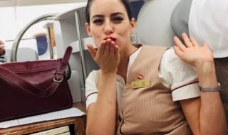 Стюардеса зарадва феновете си с чисто гола СНИМКА под душа