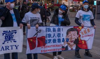 Активисти от Хонконг влизат в затвора 