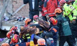 Жена оцеля 17 часа под развалините в Турция