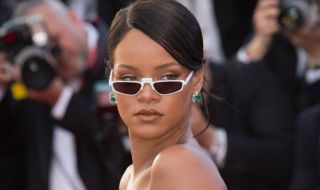 Риана отпразнува смяната на властта като изхвърли боклука (СНИМКА)