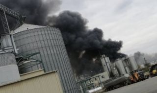 Две сгради от фабриката в Катуница са напълно унищожени, огънят още тлее