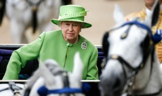 Кралица Елизабет II претегля гостите си?