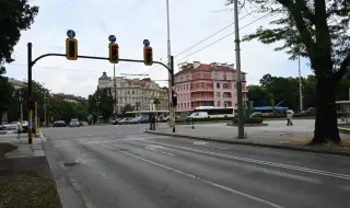 Слагат разделителен остров на кръстовището на Орлов мост