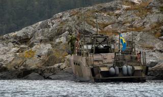 Военен катер се блъсна в кей в Швеция