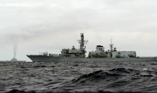 Британски разрушител ескортира руска бойна флотилия