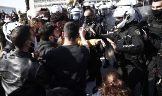 Хиляди студенти на протест в Гърция