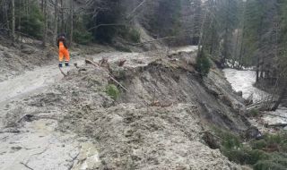 Частично бедствено положение в Доспатско заради наводнение и свлачища