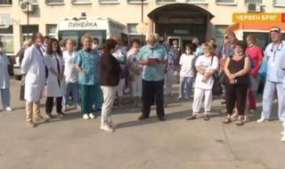 Болницата в Червен бряг на протест в защита на директора си