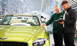 Bentley облича служителите си в специални униформи за производство на електромобили