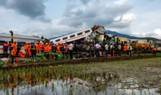 Катастрофа в Индонезия с пътнически влакове