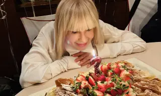 Лили Иванова отново празнува рождения си ден с въпросителен знак на тортата (СНИМКИ)