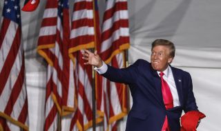 Тръмп хвърлял в тоалетната скъсани документи 