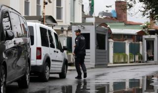 Турски полицаи пазят жената на Хашоги