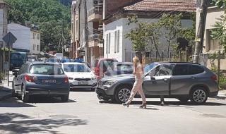 Две блондинки се натресоха в центъра на Враца