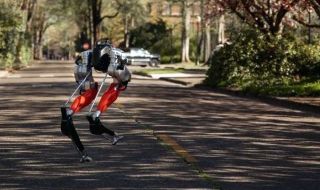 Футуристичният двуног робот Каси постави рекорд с 5 км бягане