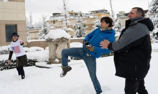 Бой със снежни топки в посолството на САЩ в София