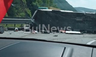 Камион с гуми се обърна край Жерково, четирима са тежко ранени