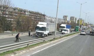 Тежкотоварен камион блъсна велосипедист в Русе
