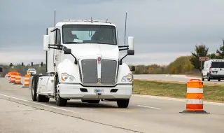 Инженери създадоха път, който зарежда електрически камиони в движение