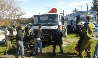 Камион се вряза в група военни в Ерусалим (ВИДЕО)