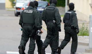 Мъж с нож нападна полицейски участък в Германия