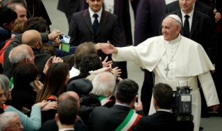 Папата категоричен: Не искам брониран папамобил!