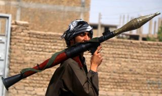 Афганистан: Стотици членове на силите за сигурност се предадоха на талибаните