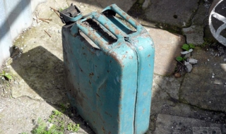 Четирима крадат дизел с Volkswagen Golf