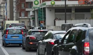 Хаос и дълги опашки от коли пред бензиностанции във Франция 