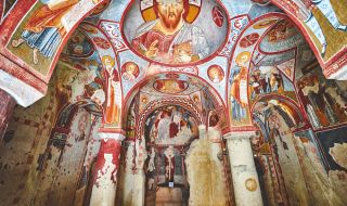 Откриха стенописи на 700 години и най-старата датирана греда в църква в Румъния