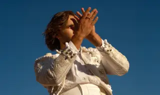 Папи Ханс влиза в дуел с любовта в песента „Едно“ (ВИДЕО)