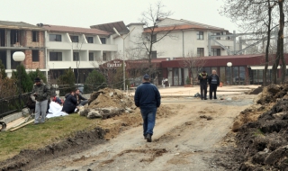 Ток уби на място двама млади мъже