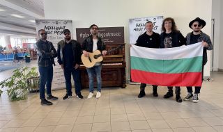 Intelligent Music Project подариха ретро пиано на Летище София преди да заминат за Торино