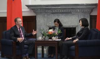 Република Китай затяга връзките със САЩ
