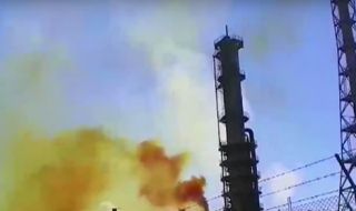 Тревога! Над химическия завод в Димитровград се издигна ярко оранжев дим 