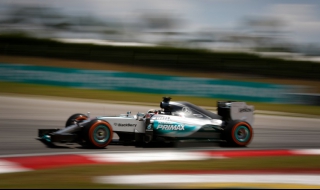 Хамилтън най-бърз във втората тренировка в Малайзия