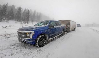 Електрически Ford F-150 не се затрудни да изтегли 4.5-тонно ремарке в снега (ВИДЕО)