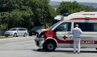 Катастрофа между линейка, камион и кола