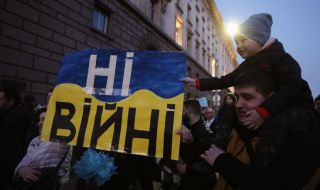 Шествия в подкрепа на Украйна в големите градове на страната