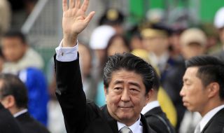 Шиндзо Абе искаше да съживи Япония със смели икономически политики и мощни въоръжени сили 