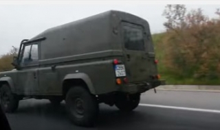 С тези джипове Land Rover от Камерън пазим границата