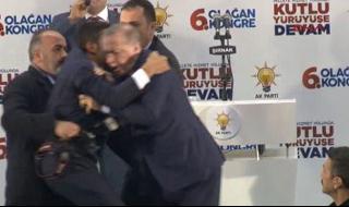 Паника! Мъж скочи към Ердоган (ВИДЕО)