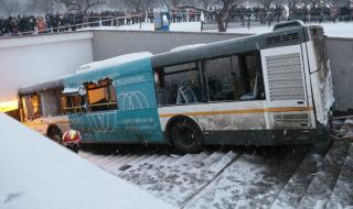 Ужасяваща трагедия с автобус в Русия (ВИДЕО)