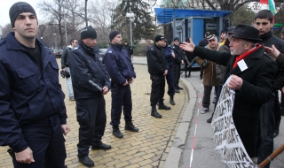 Протестиращите влязоха в парламента