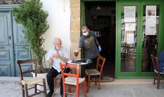 Кипър глобява или връща недисциплинираните туристи, пренебрегващи правилата за COVID-19