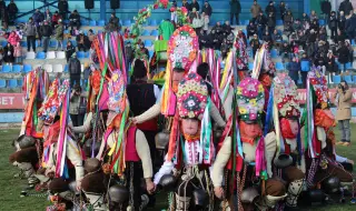 Повече от 10 000 пазители на кукерската традиция пристигнаха в Симитли за двудневния фестивал