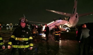 Самолетът на Майк Пенс излезе от пистата на летище